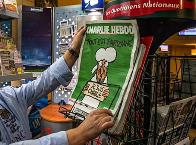 Edição pós-atentado do 'Charlie Hebdo' traz Maomé na capa (Philippe Huguen/AFP)