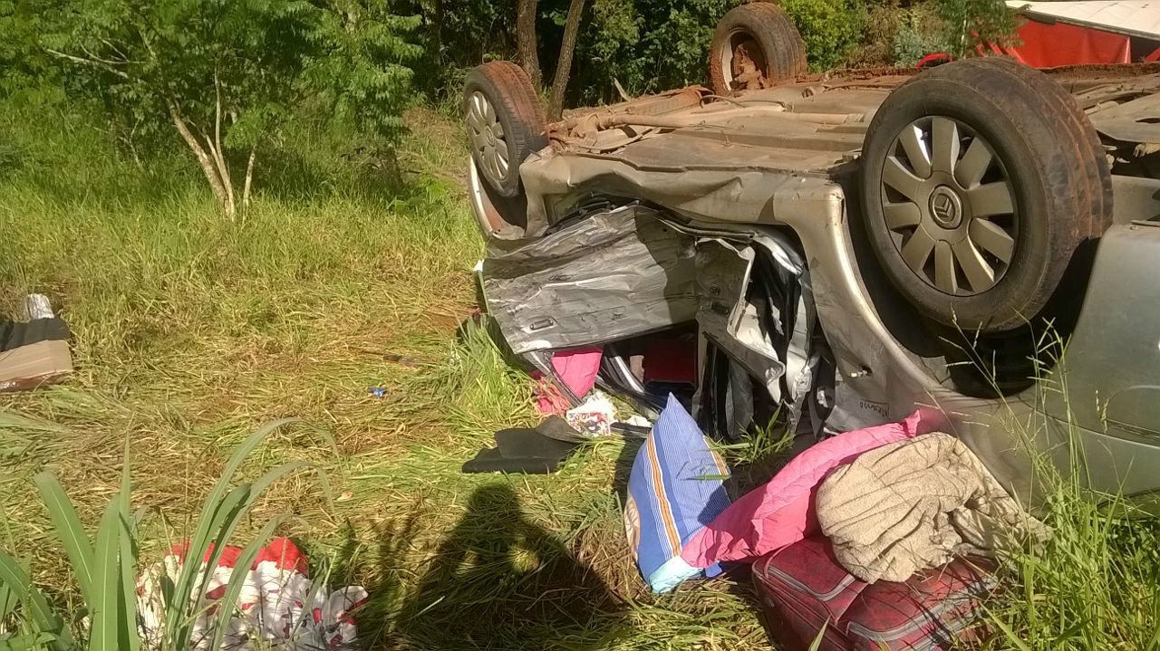O veículo Xsara Picasso capotou na pista após o caminhão da frente sofrer uma colisão e rodar na rodovia e bater no mesmo. 