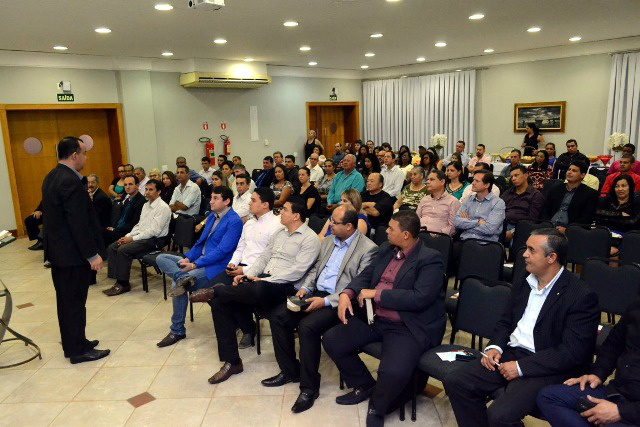 Pastor Rodrigues durante a sua palestra no Hotel OT