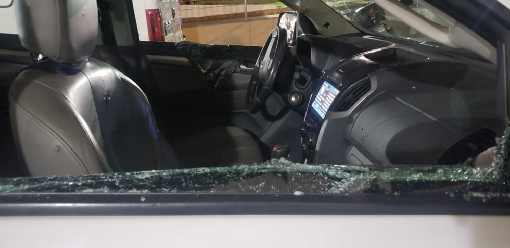 Caminhonete atingida pelos disparos — Foto: Divulgação / Arquivo pessoal