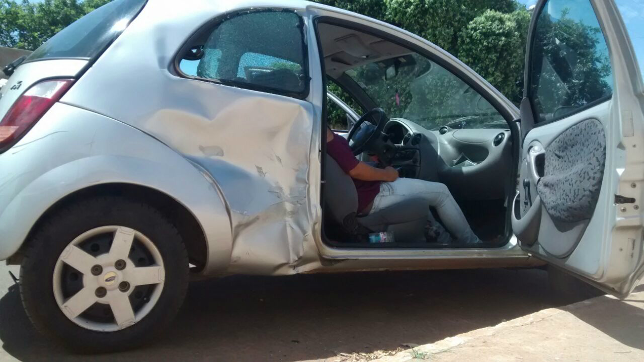 carro fica com a lateral bastante danificada (Foto de Rádio Caçula)