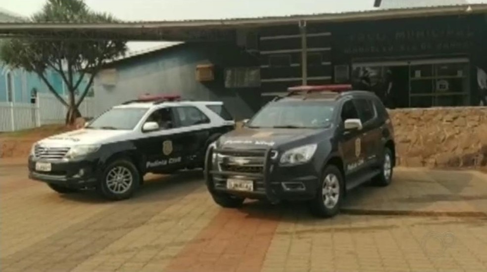 Viatura da Polícia Civil em frente à prefeitura da cidade — Foto: Reprodução