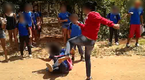 A briga teria começado dentro da sala de aula por conta de um perfume. Luana é a garota de vermelho e a outra está no chão, minutos depois a outra garota revidou a agressão com um canivete.Foto: Divulgação