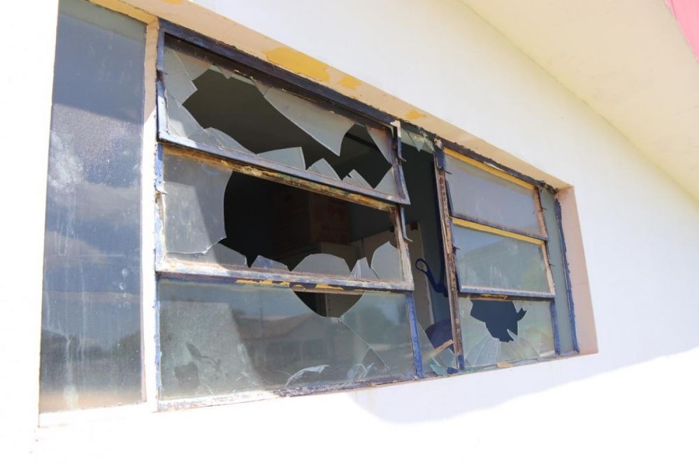 Na zona rural da cidade de Três Lagoas, mulher invade rancho e quebra várias janelas e portas. Foto: Reprodução