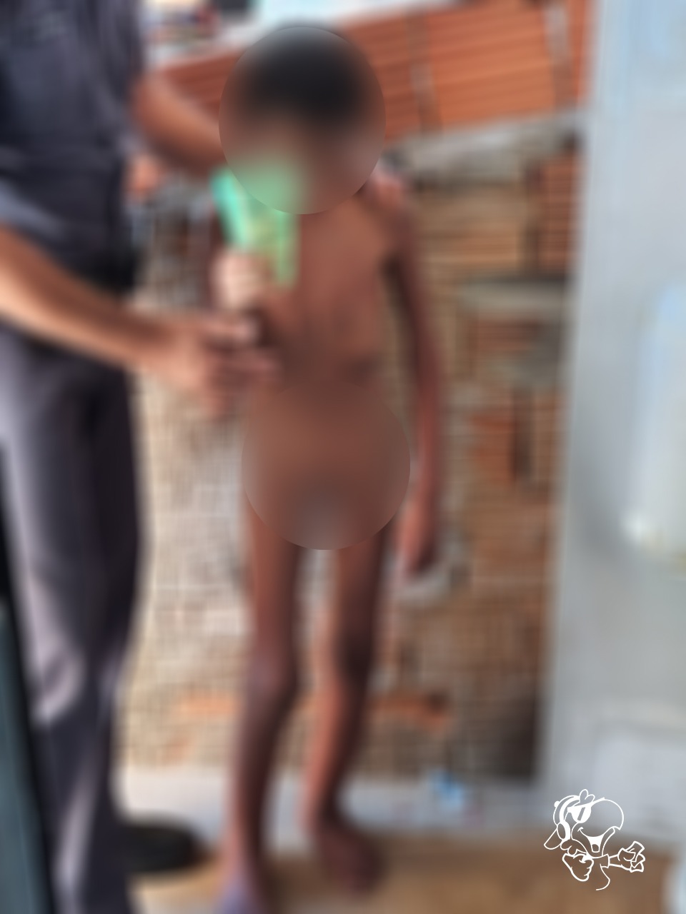 Garoto foi encontrado nu, acorrentado, sujo, e aparentava estar desnutrido
