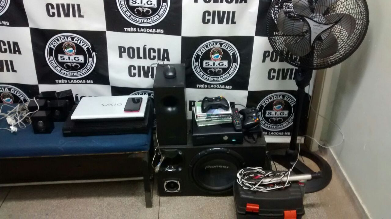 A Polícia Civil apreendeu a maior parte dos objetos roubados na residência 
