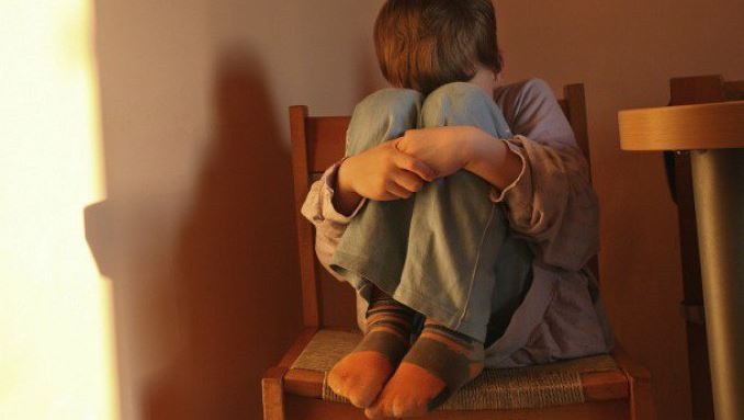 uma criança com autismo que teria sido estuprada pelo avôdrasto de 53 anos