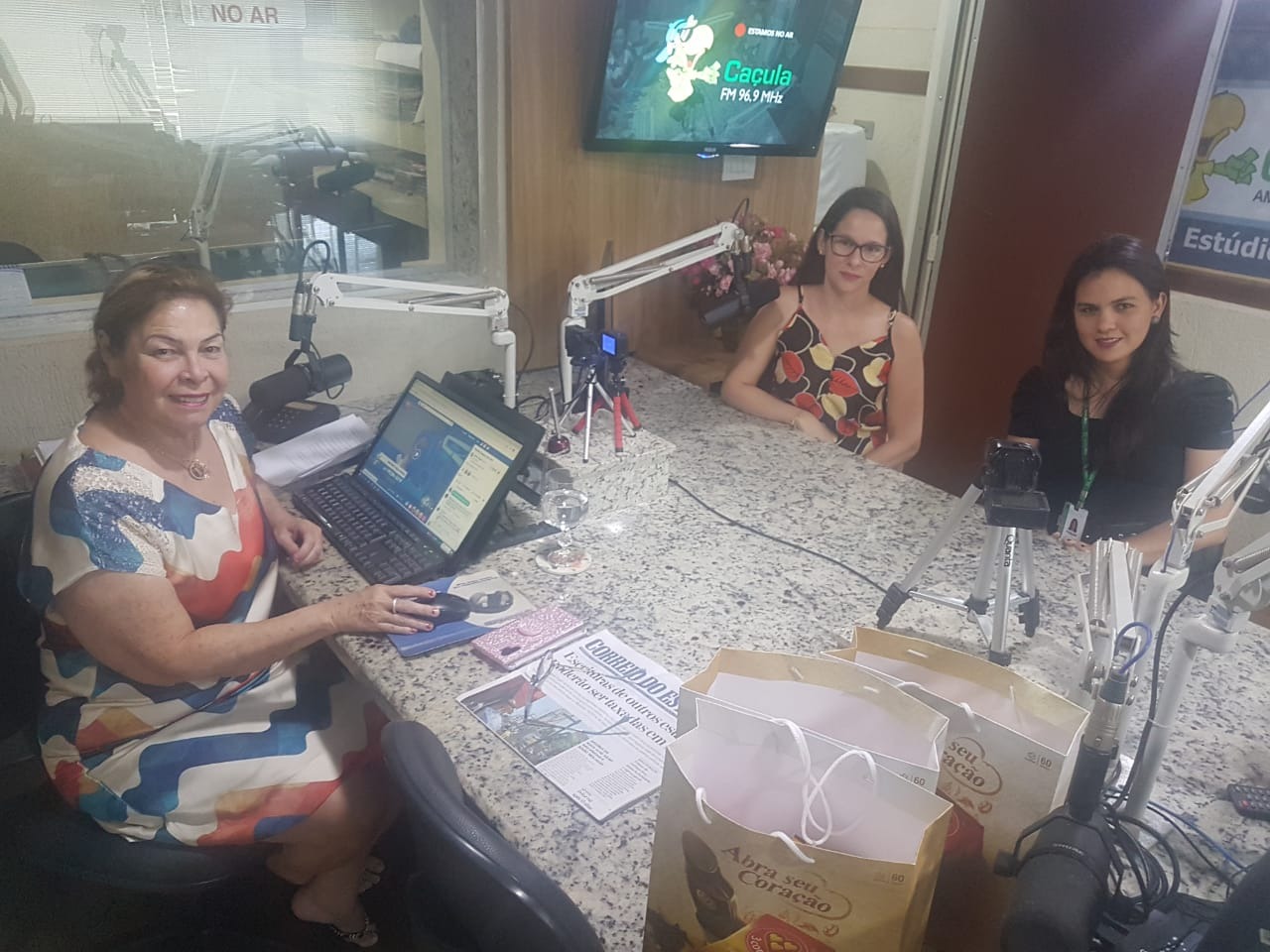 Programa Toninha Campos recebeu a nutricionista Josiane Nunes e a gerente Kayana Ayune da Clínica Santa Rita. Foto: Rádio Caçula.