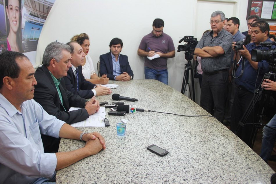Prefeito, vice prefeito e secretários durante coletiva com a imprensa