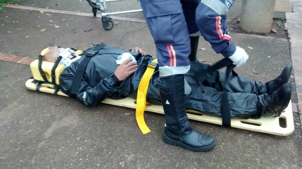 Motociclista sendo socorrido pelo SAMU (Foto Rádio Caçula)