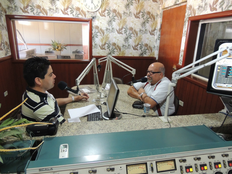 Fábio Campos entrevistando Gonçalves ao vivo