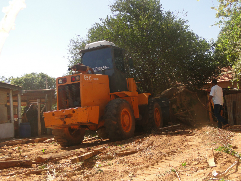 O Trator arranca tudo o que há pela frente na reintegração de posse de um terreno na Vila Haro.Foto: Rádio Caçula