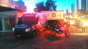 Ambulância ficará três dias estacionada na entrada da universidade. (Foto: Reprodução/Facebook)