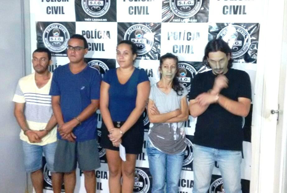 Da esquerda para a direita: Facíbio Fila, Anderson Francisco Elias da Silva, Jeane Nascimento Leite, Ana Lúcia Rosa e Gustavo Gomes Teixeira. Foto: Rádio Caçula.