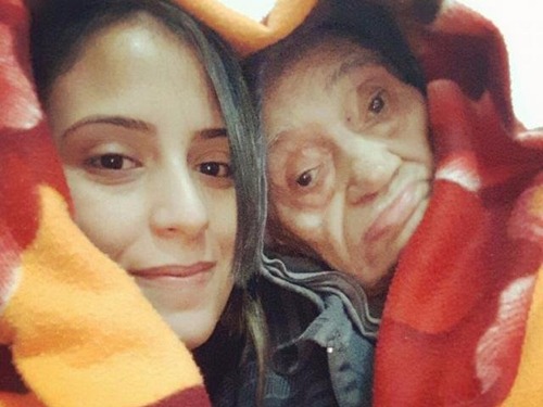 Isadele, de 24 anos, é quem cuida do avô como se fosse um filho. (Foto: Arquivo Pessoal)