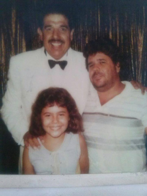 Juliana e seu pai acompanhados do ator Rubén Aguirre Fuentes, que interpretou o Professor Girafales em Chaves. (Foto: Divulgação). 