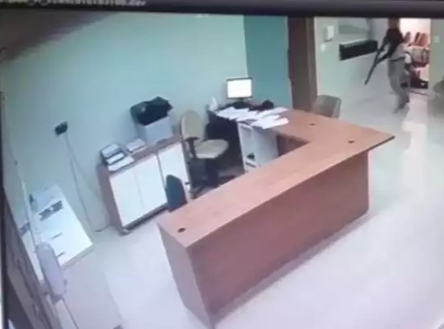 No circuito interno, bandido aparece armado para resgatar preso, em 2016 (Foto/Reprodução)