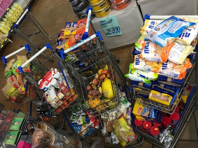 Parte dos produtos apreendidos em supermercado de Campo Grande (Foto: Procon/Divulgação)