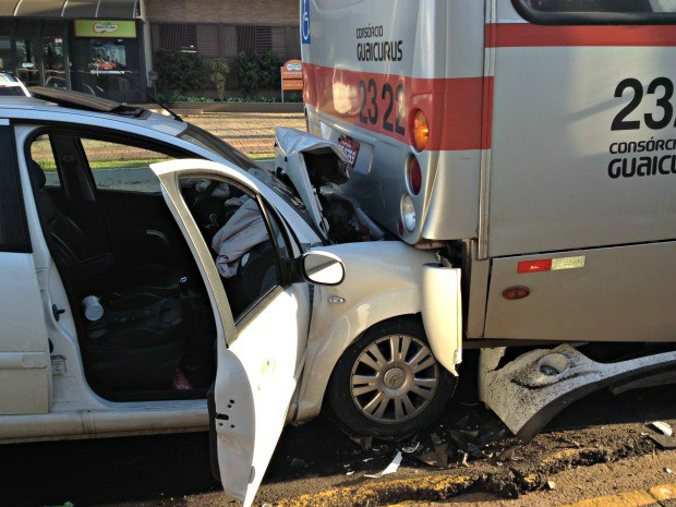 Condutor do carro ficou ferido e foi levado para a Santa Casa