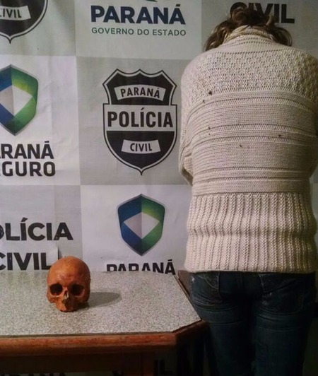 Enfermeiros acharam crânio enquanto procuravam documentos na bolsa da paciente (Foto: Divulgação/Polícia Civil)