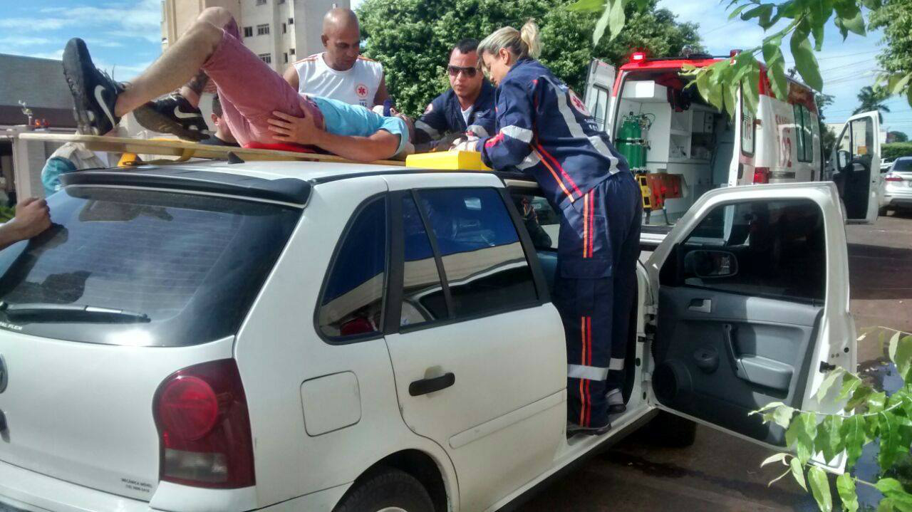 Motociclista em cima do carro (Foto Rádio Caçula)