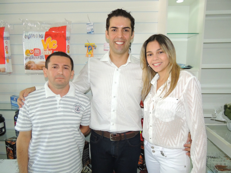 O gerente Ademir Coleti à esq, O Empresário Ralffe Roncoletta e a farmacêutica responsável pela filial Tamires Nogueira da Costa.
