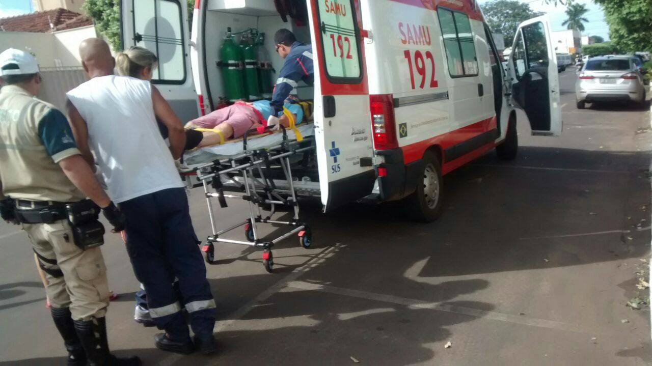 SAMU socorrendo a vítima (Foto Rádio Caçula)