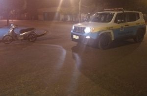 Durante o patrulhamento o jovem que estava parado em frente a uma escola foi autuado em flagrante. Foto: Polícia Militar