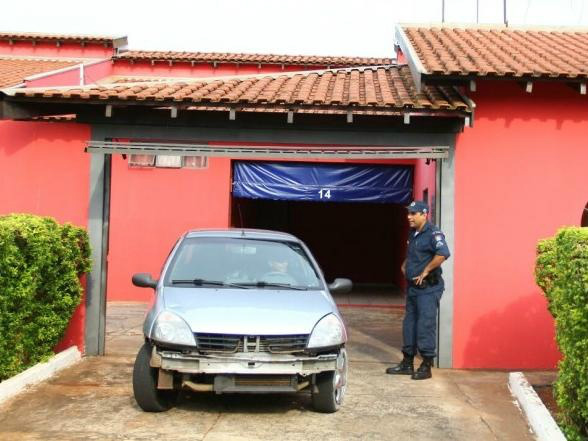 O suspeito colocou a TV dentro do carro e depois saiu para assaltar o motel (Foto: Marcos Ermínio)
