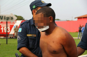 O suspeito foi ferido e encaminhado à Santa Casa (Foto: Marcos Ermínio)