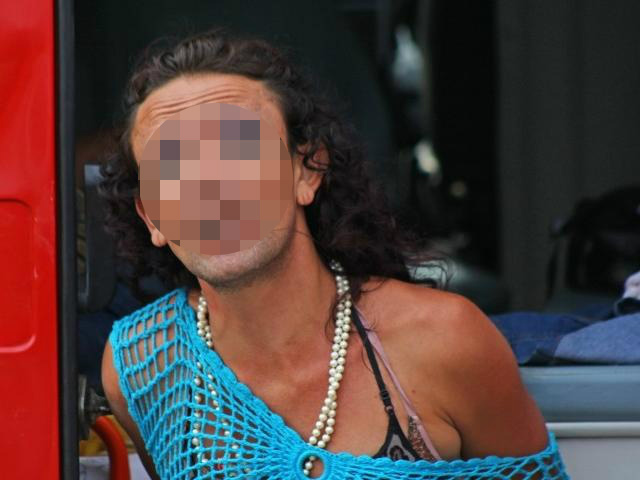 Travesti é atendida pelo Corpo de Bombeiros após crime no motel (Foto: Marcos Ermínio)