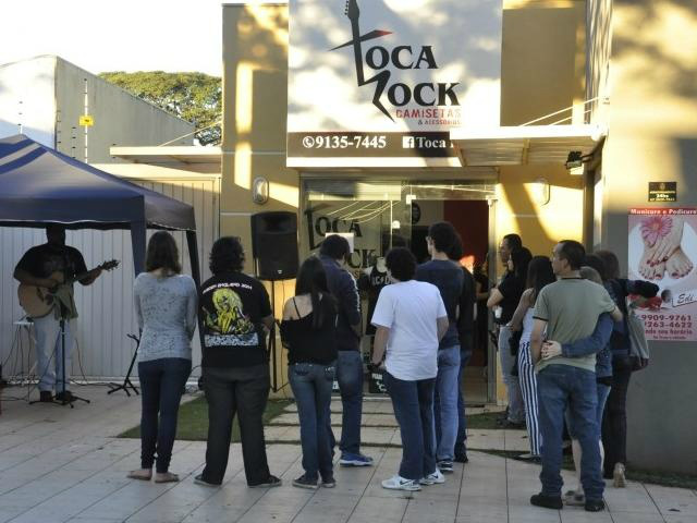 Musica ao vivo em loja vira ponto de encontro adolescente. (Foto: Marcelo Calazans)
