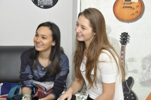 Maria Caroline e Tatiana, são alunas de Marcelo e foram umas das primeiras a chegar no evento. (Foto: Marcelo Calazans)