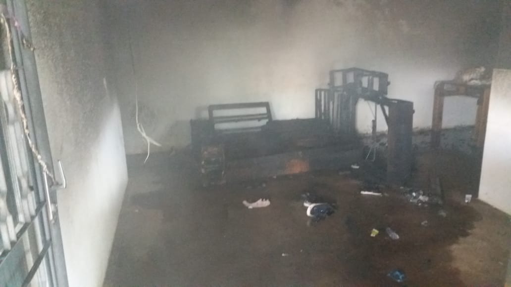 As fotos do local mostram que os móveis ficaram completamente destruídos – Fotos: 5ºGBM / Divulgação