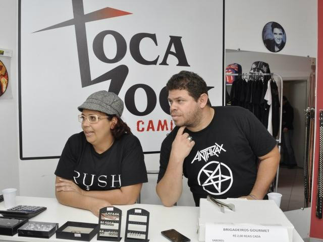 Casal toca junto a loja de rock. (Foto: Marcelo Calazans)