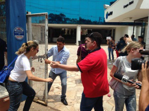 Candidata corre para evitar fechamento dos portões durante aplicação do Enem na Capital (Foto: Adriano Fernandes/arquivo)