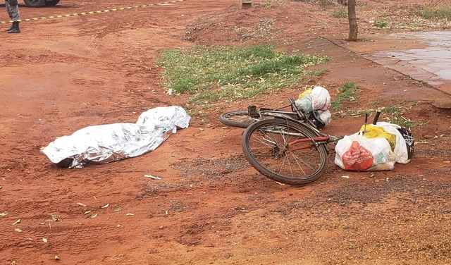 Morador do bairro Vila Alegre, João era catador de recicláveis e seu corpo foi encontrado na avenida Rosário Congro, nas proximidades do cruzamento com a avenida Padre João Thomes - Fotos: Fábio Campos / Rádio Caçula