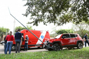 Lateral do veículo ficou destruída (Foto: Fernando Antunes)