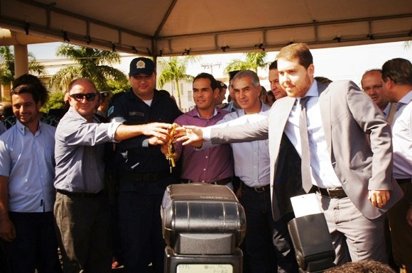 Prefeito de Selvíria, Dr. Fernando Dentista ao lado do governador recebendo as chaves da viatura