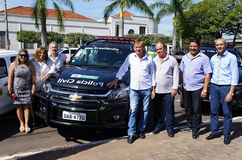 Vereadores e representantes de Brasilândia com uma das viaturas adquiridas para o município