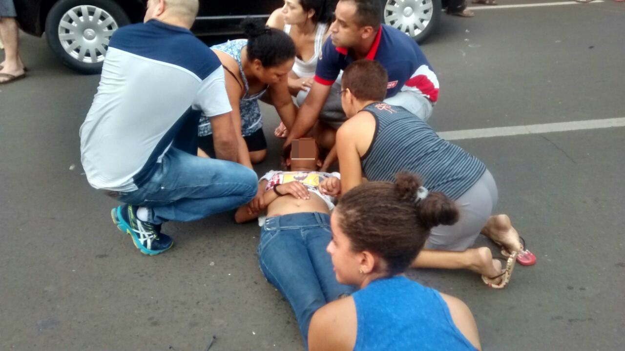 Menina de 12 anos foi atropelada por Citroen no início da noite de ontem (30) em Três Lagoas (MS). Foto: Rádio Caçula
