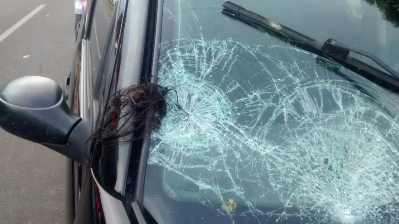 O impacto foi tão forte que prendeu o cabelo da menina no pára-brisa. Foto: Rádio Caçula