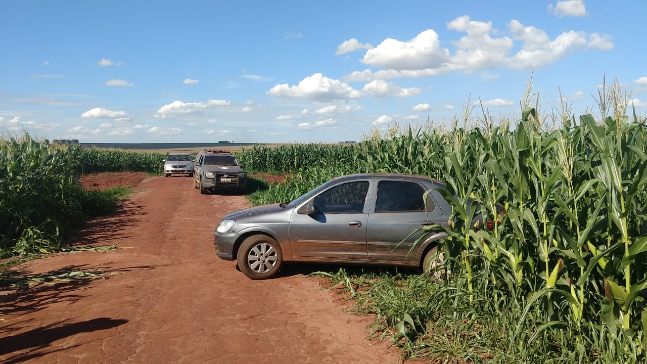 Carro foi abandonado em milharal - cerca de 1km de distância do bloqueio / Divulgação/DOF