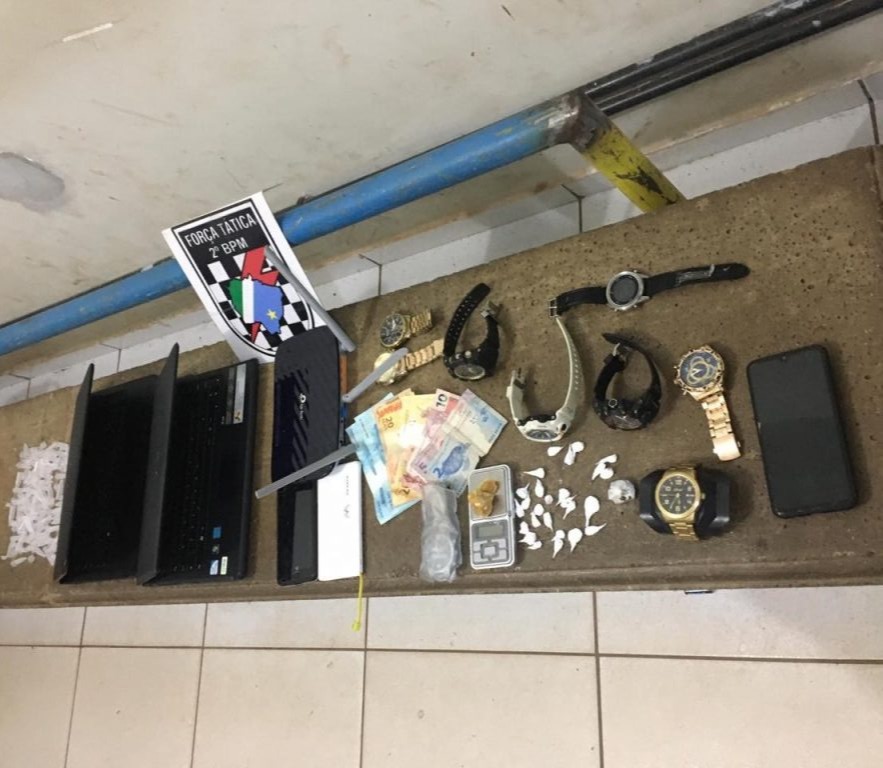 Computadores, drogas, dinheiro e outros itens apreendidos durante a Operação Bairro Seguro I em Três Lagoas (MS).  Foto: 2º Batalhão de Policia Militar