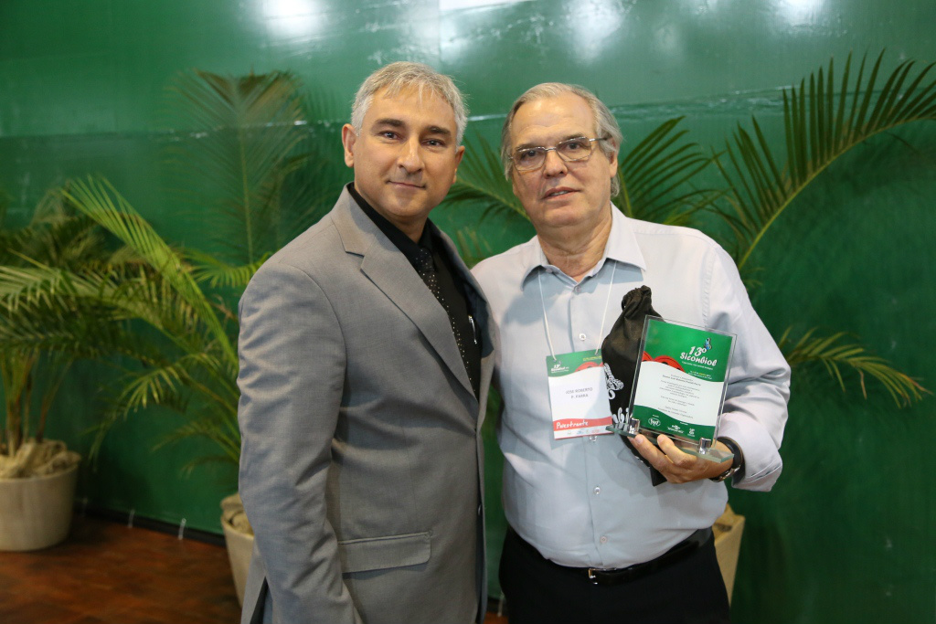 Harley Nonato de Oliceira entrega em mãos a homenagem ao pesquisador José Roberto Postali.Foto: Assessoria