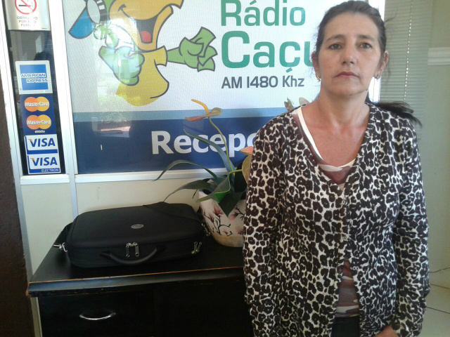 Rosângela Rodrigues de Freitas solicita apoio da comunidade em prol do filho.Foto: Marcio Ribeiro/ Rádio Caçula