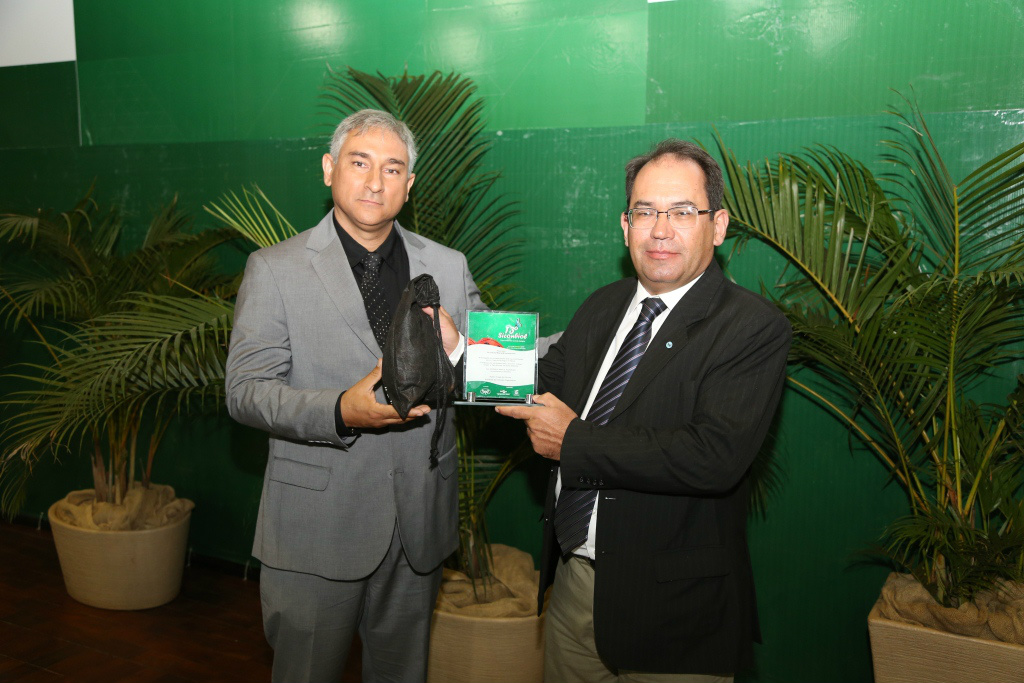 Homenagem para Flavio Moscardi recebida pelo presidente da SEB.Foto: Assessoria