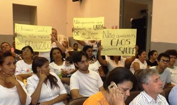 Cartazes traziam frases de indignação como: “Não queremos o caos, queremos saúde” e “o bairro Santa Luzia não merece ser penalizado”