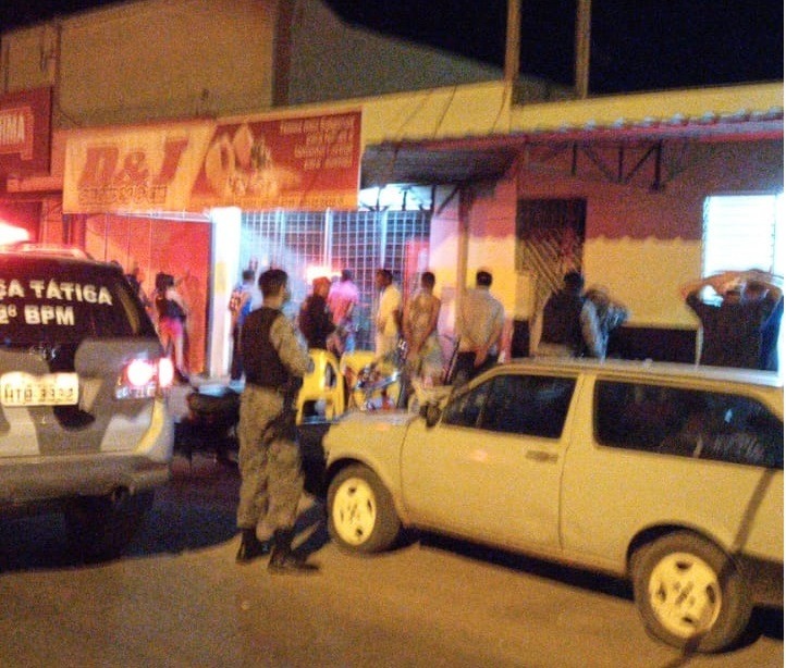 Jovem demonstra nervosismo e acaba atraindo a atenção da guarnição que fazia ronda pelo local.