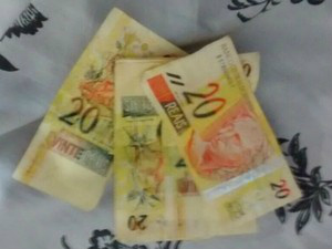 Dinheiro falso foi encontrado na casa de suspeita(Foto: Divulgação Polícia Civil/MS)